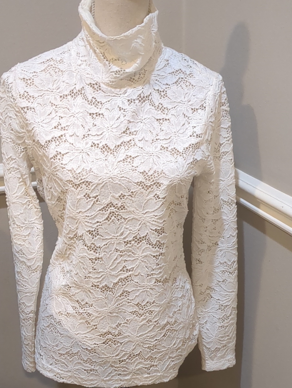 White House Black Market Women's White Lace Long-Sleeve Turtleneck